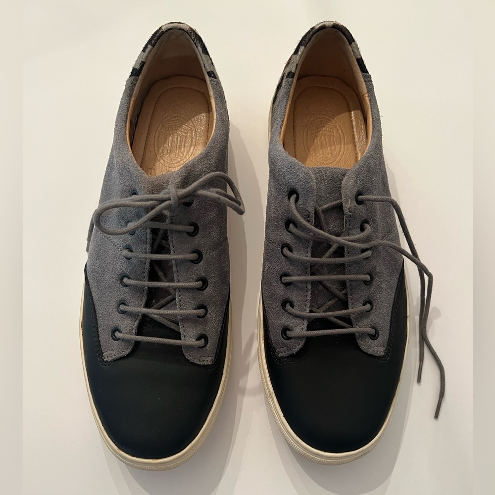 TCG Mens size 8 Leather and Suede w/ Accent Print